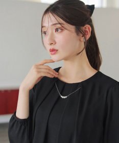 Tiaclasse 【洗える】ネックレス見えパーツ付きタックブラウス