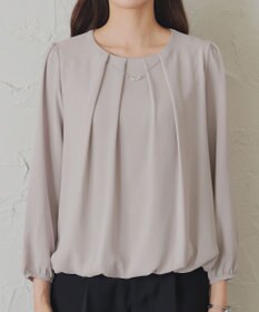 Tiaclasse 【洗える】ネックレス見えパーツ付きタックブラウス