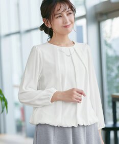 Tiaclasse 【洗える】ネックレス見えパーツ付きタックブラウス