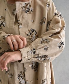 muuc 〈2WAY〉〈コットン×リネン〉〈高品質なドライタッチ生地〉〈遠州織物の工場で織られた上質なコットン生地〉野小花刺繍 羽織り＆ワンピースドレス