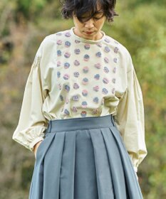 muuc 〈遠州織物の工場で織られた上質なコットン生地〉あじさい小花柄刺繍切り替え ボリューム袖 プルオーバーブラウス