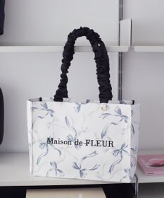 Maison de FLEUR リボン柄ギャザーハンドルスクエアトート