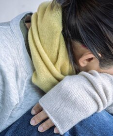 AND WOOL 〈上質な素材と手仕事から生まれた優しいニット〉カシミヤ100%のスヌード