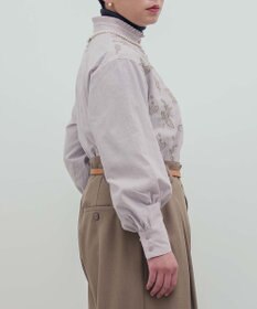 muuc 〈コットン100%〉〈綿ローン生地〉〈ふんわり柔らかな肌触り〉梅小花刺繍 スタンドカラーブラウス