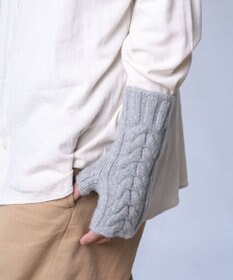 AND WOOL 〈上質な素材と手仕事から生まれた優しいニット〉メリノウール・ケーブルアームウォーマー