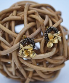 monshiro シュウカイドウニハチラウンド ピアス