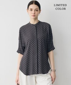 ICB 【新色追加・WEB限定カラーあり】BackSatinAmunzen 5分袖バンドカラーブラウス チャコール×スクエアビット柄［WEB限定］