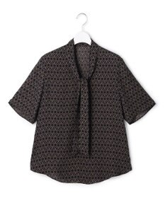 ICB L 【新色追加】BackSatinAmunzen 5分袖配色ボウタイブラウス ブラック×モカ幾何学柄
