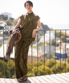 自由区 【カタログ掲載・洗える】モノトーンフラワープリント ブラウス