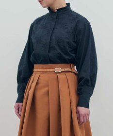 muuc 〈コットン100%〉〈綿ローン生地〉〈ふんわり柔らかな肌触り〉梅小花刺繍 スタンドカラーブラウス