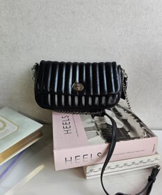 style code 【MERCURYDUO/マーキュリーデュオ】ストライプキルティング　フラップショルダーバッグ