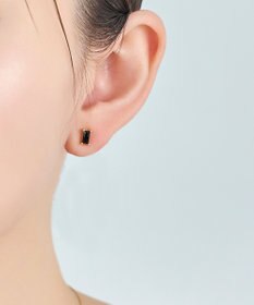 Phoebe シャインフレームレクタングルピアス　ブラック（片耳）