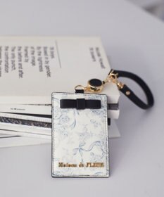 Maison de FLEUR リール付きフラワーガーデン柄パスケース