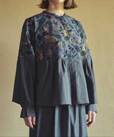 muuc 筆記帳刺繍ヨーク切り替えブラウス〈国産・muucオリジナル総柄刺繍〉〈オーガニック綿〉〈贅沢な刺繍とタック使い〉〈ゆったりリラックス〉〈3シーズン春秋冬〉