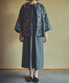 muuc 筆記帳刺繍ショートコート〈国産・muucオリジナル総柄刺繍〉〈上質な綿混ダンガリー〉〈中に着込めるゆとり袖・Aライン〉〈3シーズン春秋冬〉