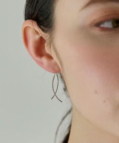 Phoebe 〈金属アレルギー対応〉クロスラインアメリカンピアス　シルバー　ねじれ/ひねり/ステンレス