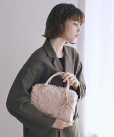 Maison de FLEUR チャーム付きリボンキルティングボストンバッグ