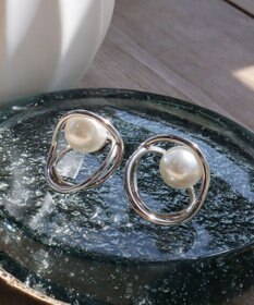 Tiaclasse 捻じりフープパール付きピアス