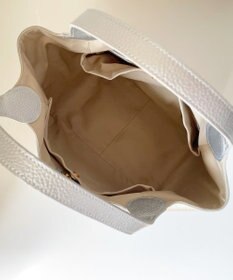 Hekhèr Le Style de Vie 新素材・新色【日本製/セレモニーにも】シュリンクレザー ハンドバッグ medium シルバ－