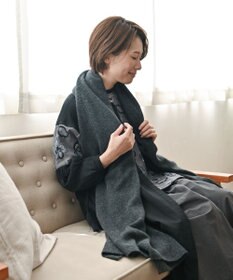 AND WOOL 〈上質な素材と手仕事から生まれたニット〉ホワイトカシミヤ100%の大判ストール