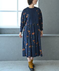 muuc 〈遠州織物の工場で作られた上質なコットンウール生地〉隠しウェスト紐有り ノーカラー ナタチュウムの花刺繍 ワンピース