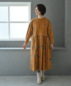 muuc 〈遠州織物の工場で作られた上質なコットンウール生地〉隠しウェスト紐有り ノーカラー ナタチュウムの花刺繍 ワンピース