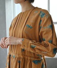 muuc 〈遠州織物の工場で作られた上質なコットンウール生地〉隠しウェスト紐有り ノーカラー ナタチュウムの花刺繍 ワンピース