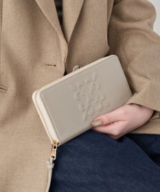 russet エンボスモノグラム多機能ウォレット(SO-448)