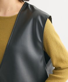 Green Parks フェイクレザーＶネックベスト