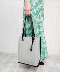 style code 【MERCURYDUO/マーキュリーデュオ】メタルアイレット　縦長トートバッグ 推し活ラージバッグ 縦長ショルダーバッグ