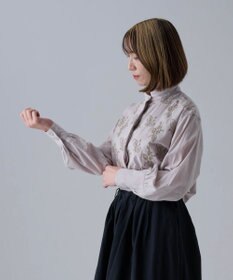 muuc 〈コットン100%〉〈綿ローン生地〉〈ふんわり柔らかな肌触り〉梅小花刺繍 スタンドカラーブラウス