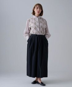 muuc 〈コットン100%〉〈綿ローン生地〉〈ふんわり柔らかな肌触り〉梅小花刺繍 スタンドカラーブラウス