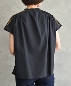 muuc 〈遠州織物の工場で織られた上質な涼しいコットン生地〉イラカ刺繍 フロントタック フレンチスリーブ ブラウス