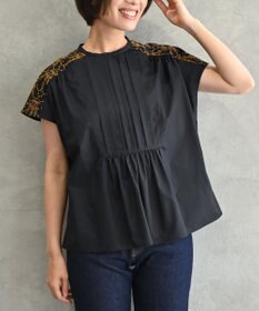 muuc 〈遠州織物の工場で織られた上質な涼しいコットン生地〉イラカ刺繍 フロントタック フレンチスリーブ ブラウス