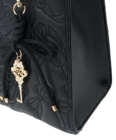 Maison de FLEUR チャーム付きリボンキルティングトートバッグ