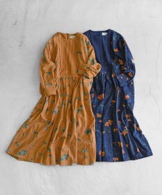 muuc 〈遠州織物の工場で作られた上質なコットンウール生地〉隠しウェスト紐有り ノーカラー ナタチュウムの花刺繍 ワンピース