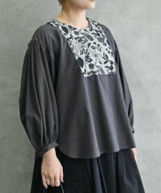 muuc 〈心地よいコットン・シアサッカー生地〉筆記帳刺繍ノーカラー左肩開きブラウス