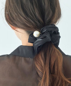 Phoebe ボリューミーシアーシュシュ　ブラック/パール/大ぶり