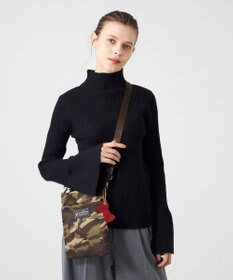 LA BAGAGERIE 【LA BAGAGERIE×HELLO KITTY】リボンチャーム付き　スクエアポシェット