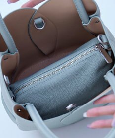 Tiaclasse 【安田美沙子さん着用・ポーチ・ショルダー紐付き】フラワーカットフェイクレザーバッグ