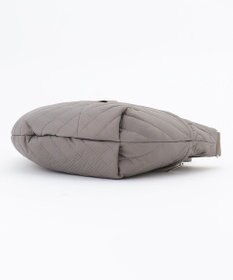 Y'SACCS ナイロンキルティングボディバッグ