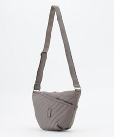 Y'SACCS ナイロンキルティングボディバッグ