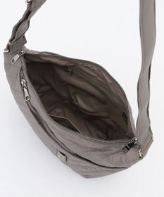 Y'SACCS ナイロンキルティングボディバッグ