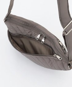 Y'SACCS ナイロンキルティングボディバッグ