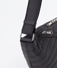 Y'SACCS ナイロンキルティングボディバッグ