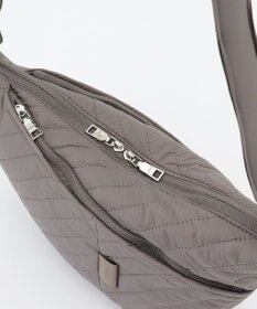 Y'SACCS ナイロンキルティングボディバッグ