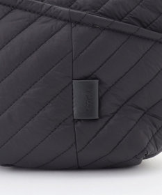 Y'SACCS ナイロンキルティングボディバッグ