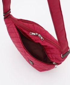 Y'SACCS ナイロンキルティングボディバッグ