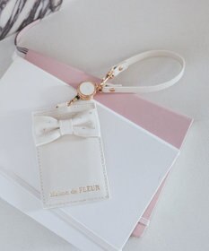 Maison de FLEUR クリアストーンリボンリールパスケース