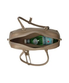 INTER-CHAUSSURES 【CHRISTIAN VILLA】チャーム付きシュリンクレザーハンドバッグ